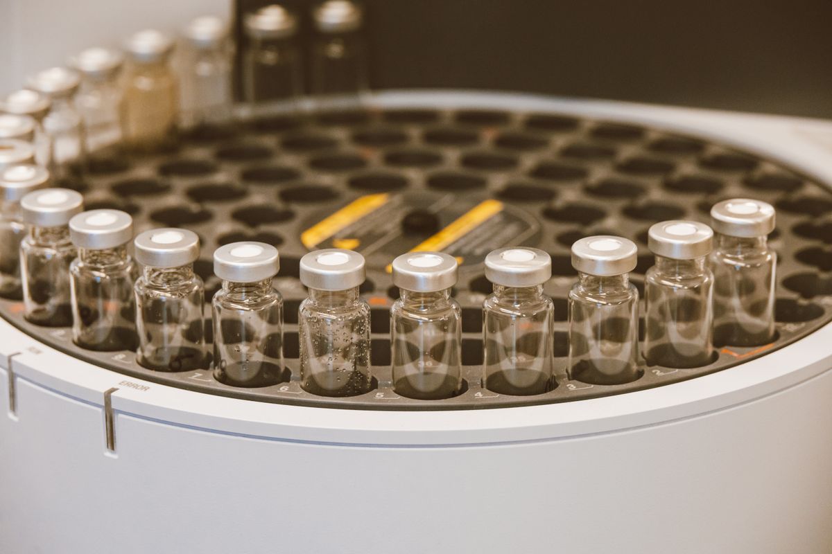 Capped sample vials arranged in a rotating analysis tray